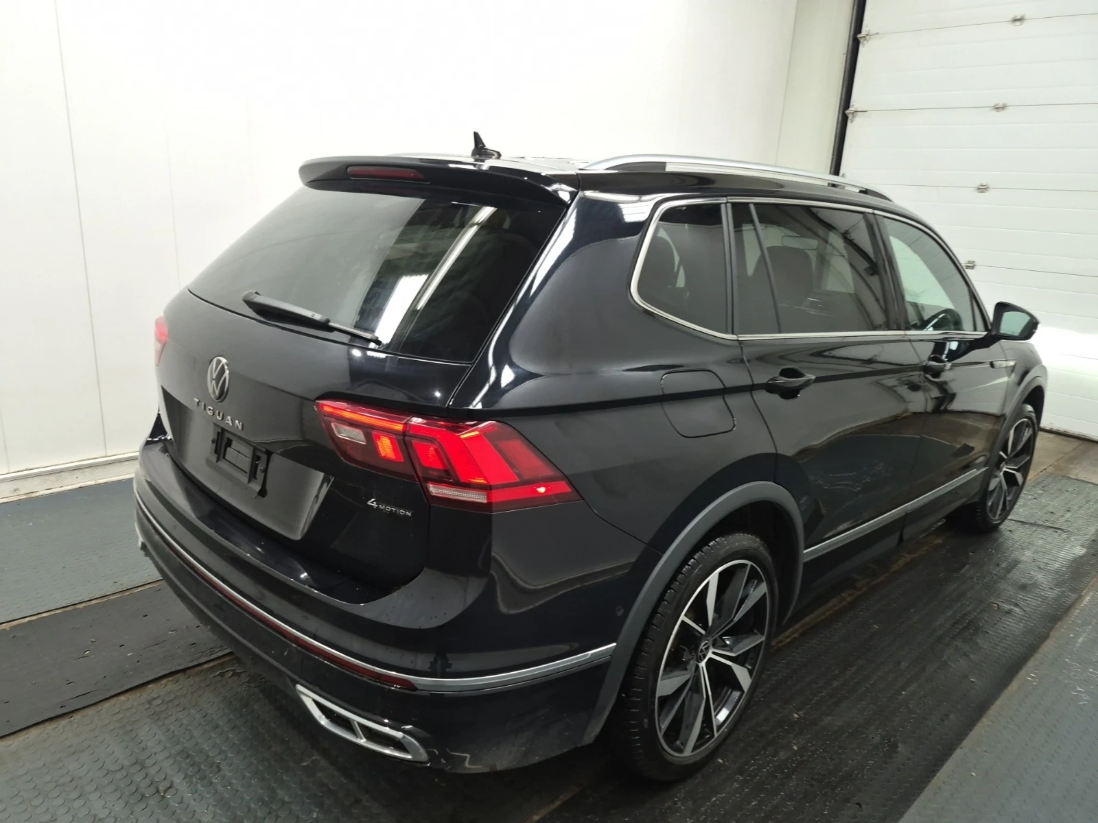 VW Tiguan SEL R-LINE * 4WD * CARFAX * , снимка 3 - Автомобили и джипове - 54661151