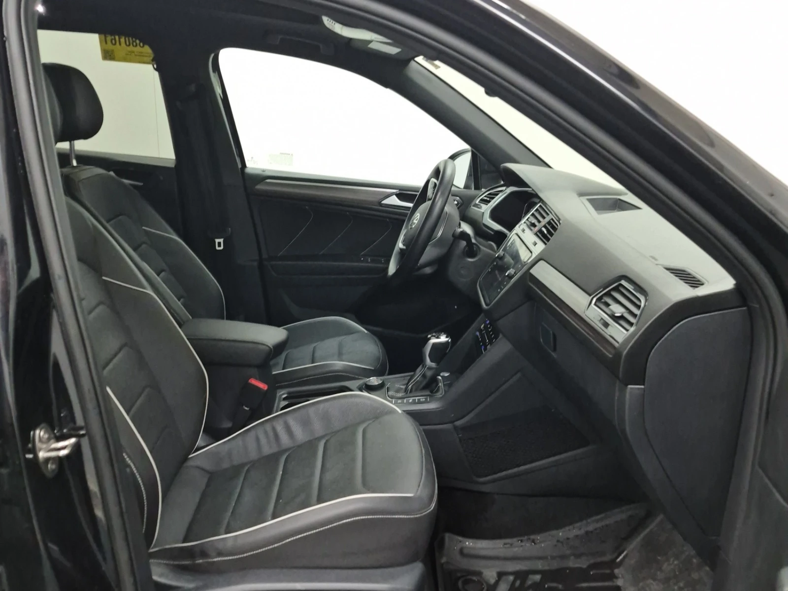 VW Tiguan SEL R-LINE * 4WD * CARFAX * , снимка 9 - Автомобили и джипове - 54661151