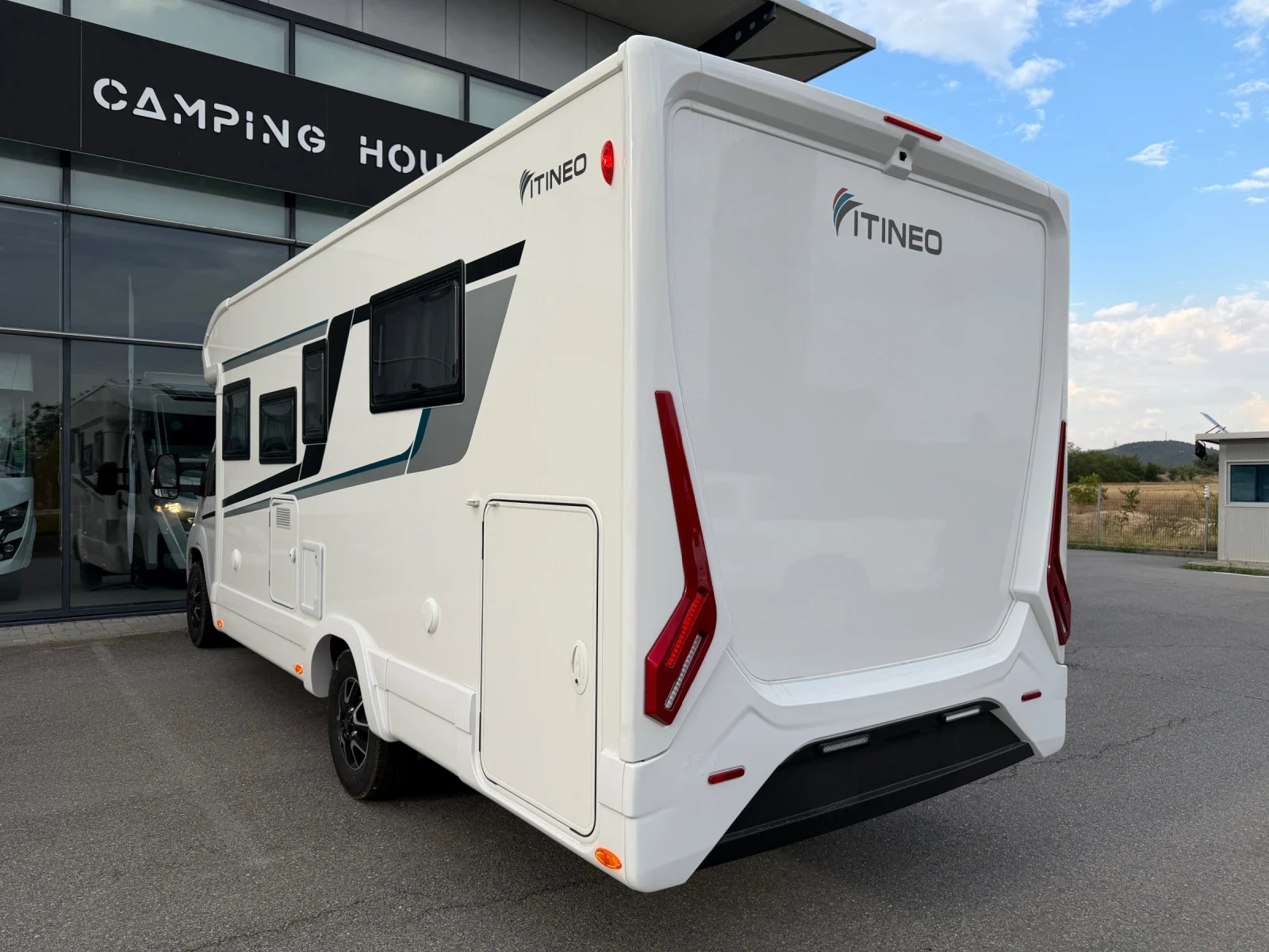 Кемпер ITINEO PM740 2027 FACE TO FACE КРАЛСКА СПАЛНЯ, снимка 2 - Каравани и кемпери - 56171806