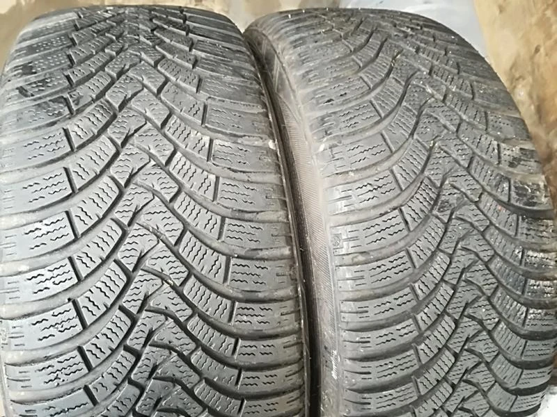 Гуми Зимни 225/40R18, снимка 1 - Гуми и джанти - 23812454