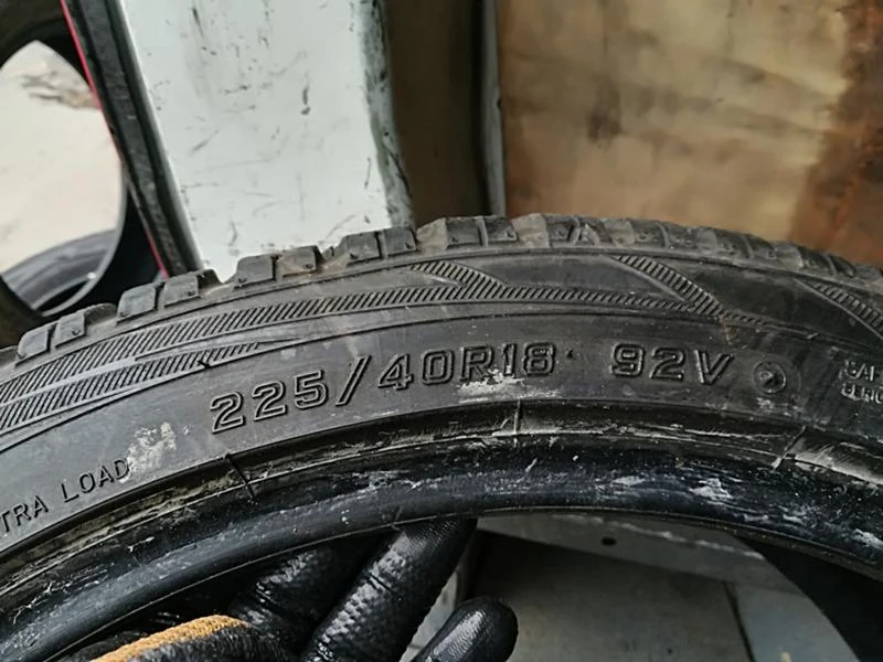 Гуми Зимни 225/40R18, снимка 6 - Гуми и джанти - 23812454