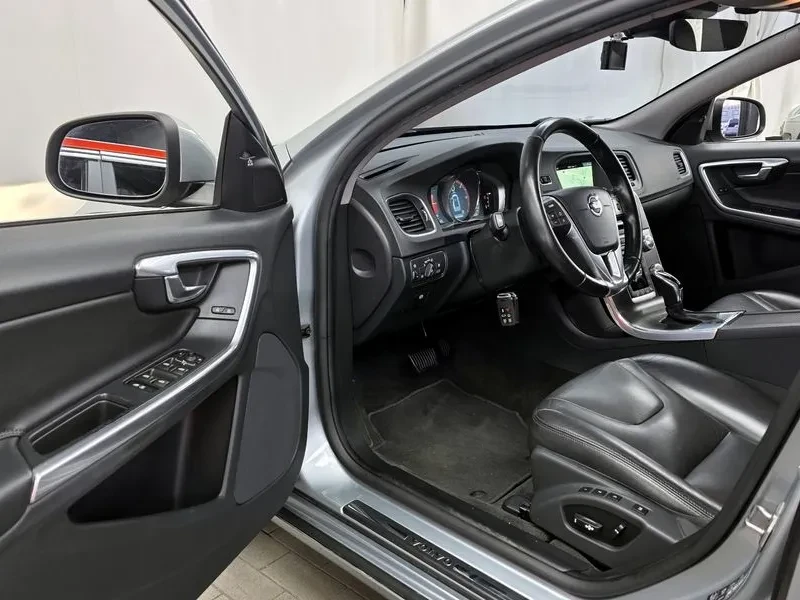 Volvo S60, снимка 10 - Автомобили и джипове - 54326557