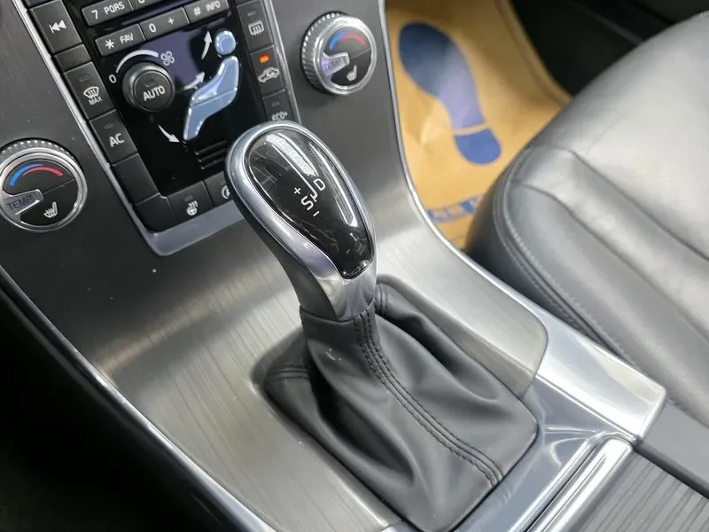 Volvo S60, снимка 9 - Автомобили и джипове - 54326557