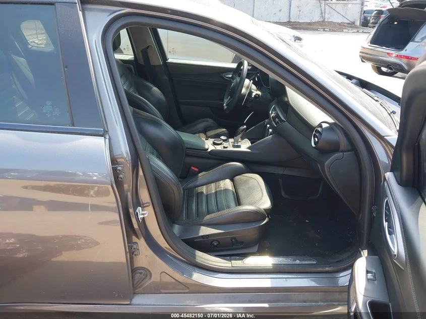 Alfa Romeo Giulia 2.0l Ti Sport, снимка 5 - Автомобили и джипове - 55586714