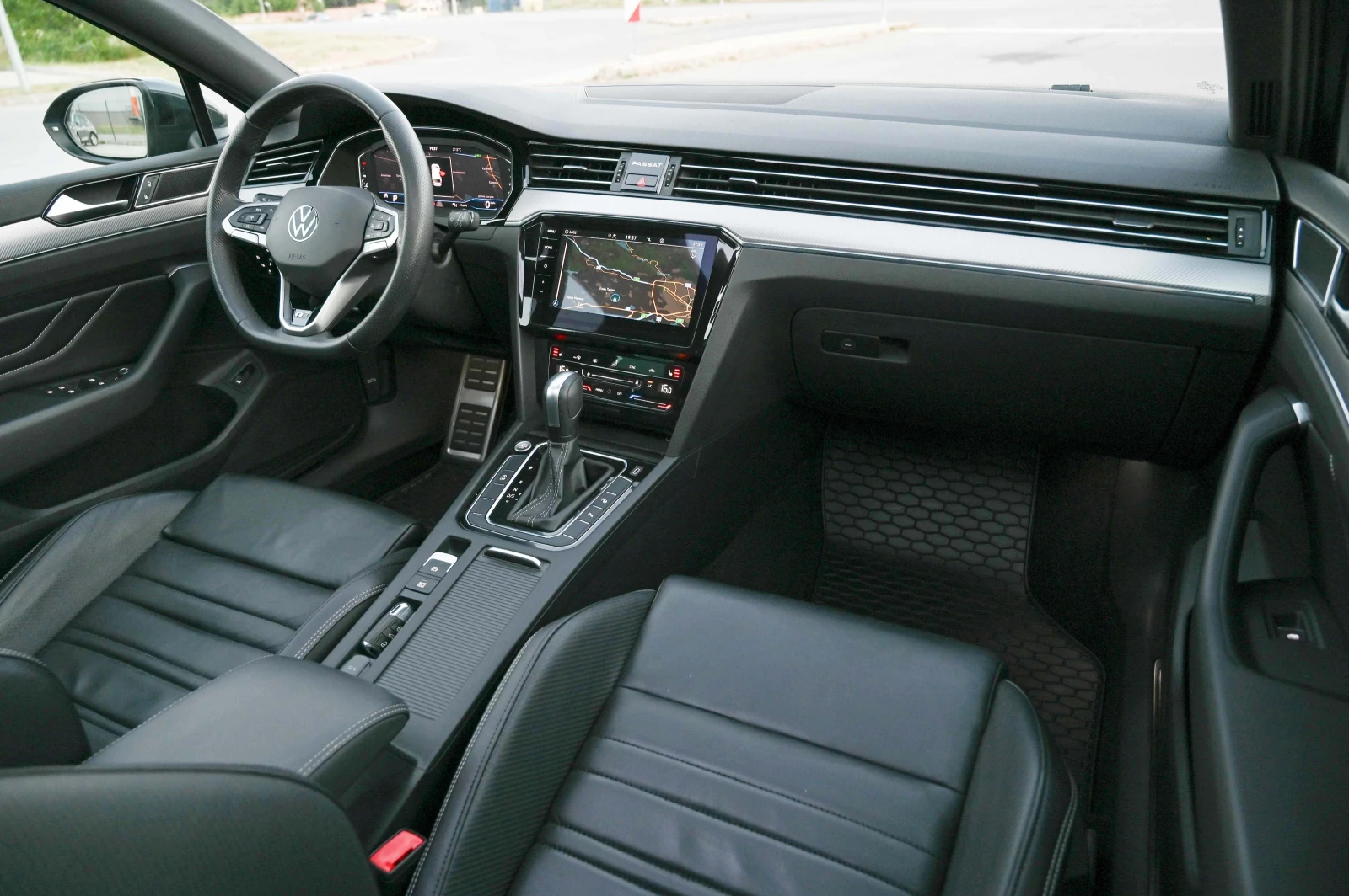 VW Passat 2.0TDI* R-line* Digital* Камера* , снимка 8 - Автомобили и джипове - 55652344