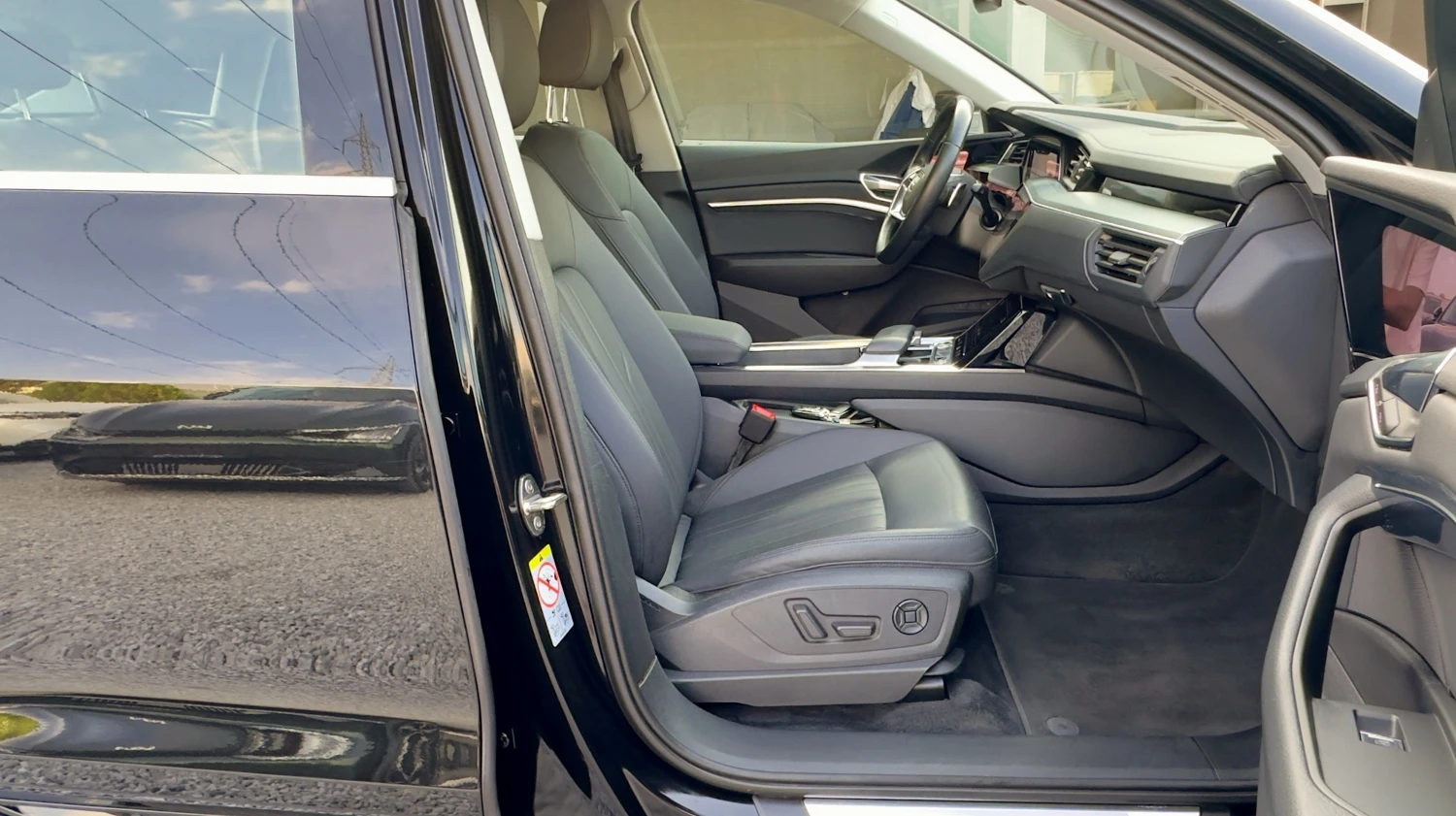 Audi E-Tron 55 SPORTBACK Head-up Keyless Cam360 Кожа Подгрев, снимка 14 - Автомобили и джипове - 55673289