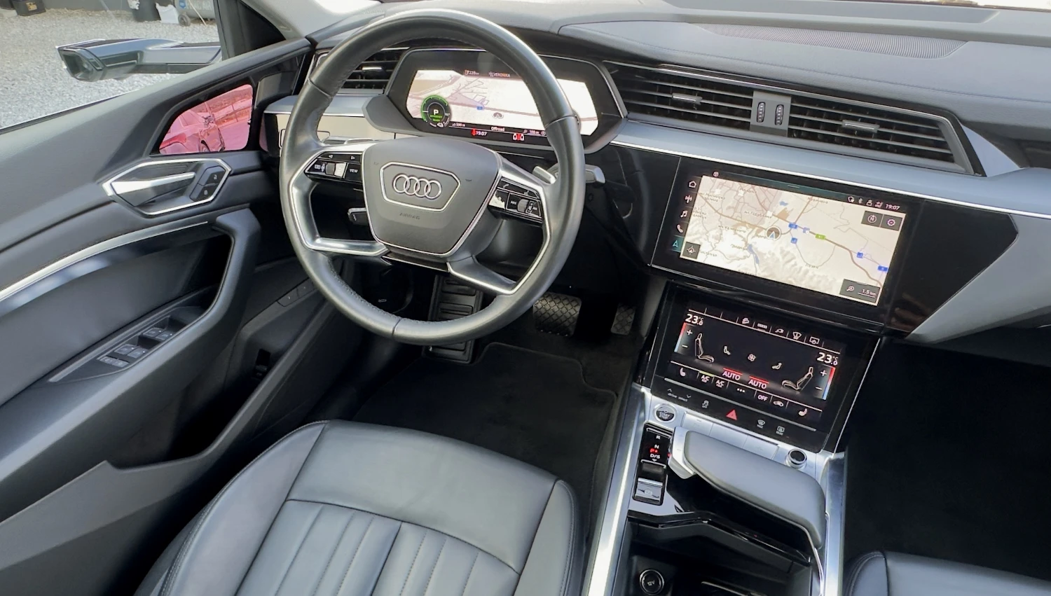 Audi E-Tron 55 SPORTBACK Head-up Keyless Cam360 Кожа Подгрев, снимка 9 - Автомобили и джипове - 55673289