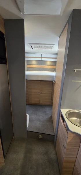 Кемпер Dethleffs Just 90 7052 Кралска спалня, снимка 13