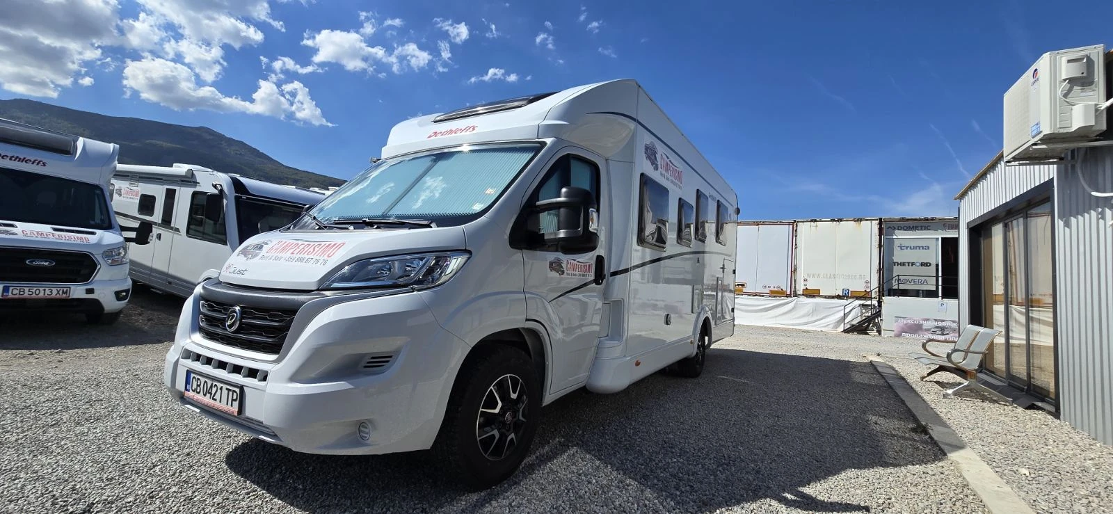 Кемпер Dethleffs Just 90 7052 Кралска спалня, снимка 1