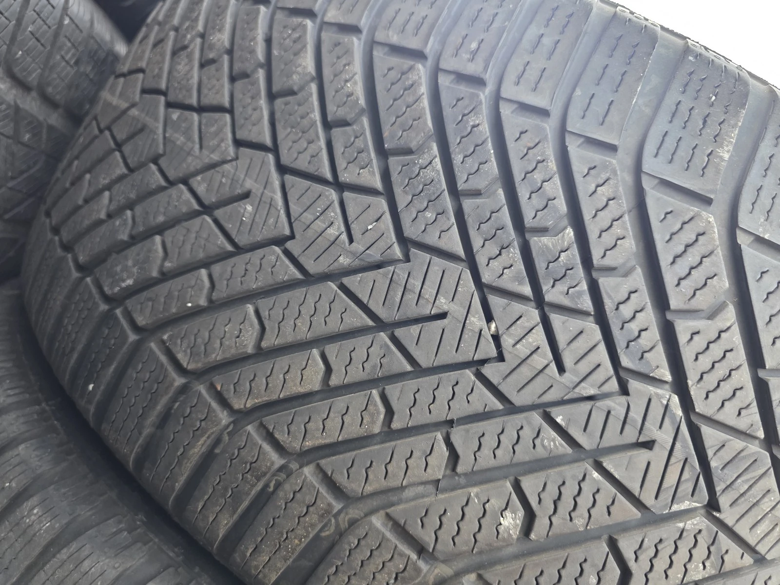 Гуми Зимни 275/45R20, снимка 2 - Гуми и джанти - 56725149