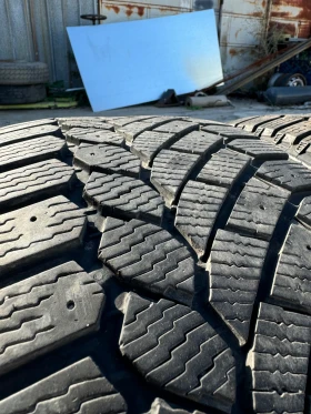 Гуми Зимни 225/45R18, снимка 2 - Гуми и джанти - 47399738