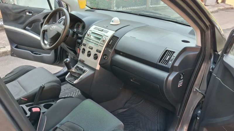 Toyota Corolla verso 2.2 d4d, снимка 8 - Автомобили и джипове - 51852617