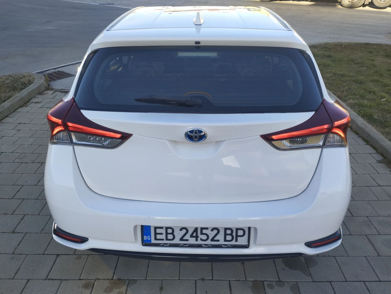 Toyota Auris Hybrid  - изображение 8