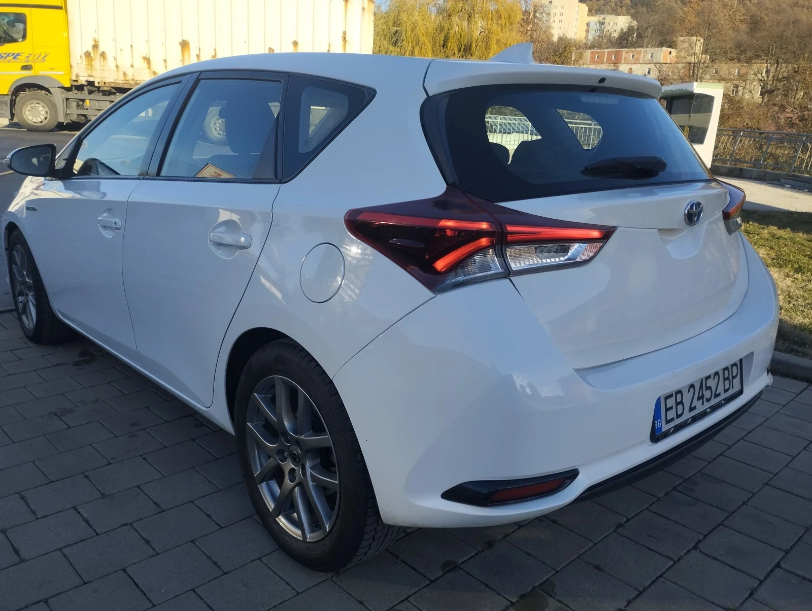 Toyota Auris Hybrid  - изображение 7