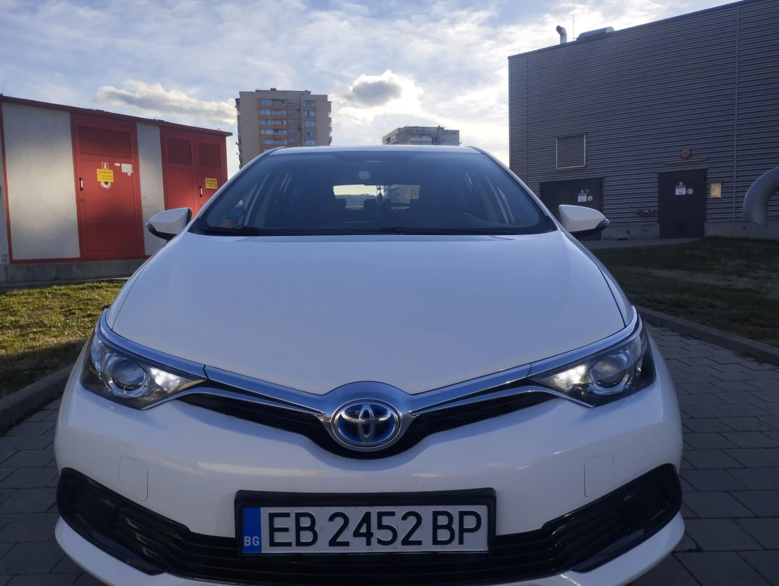 Toyota Auris Hybrid  - изображение 3