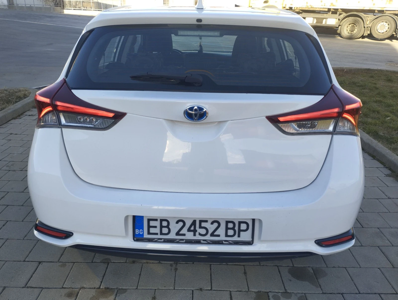 Toyota Auris Hybrid  - изображение 9