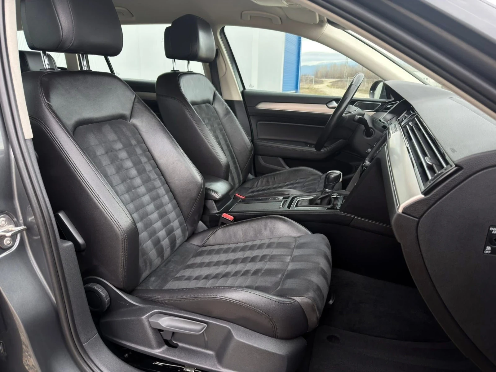 VW Passat Highline 2.0 TDI 190кс/ Digital/ LED/ Distronic, снимка 12 - Автомобили и джипове - 55036390