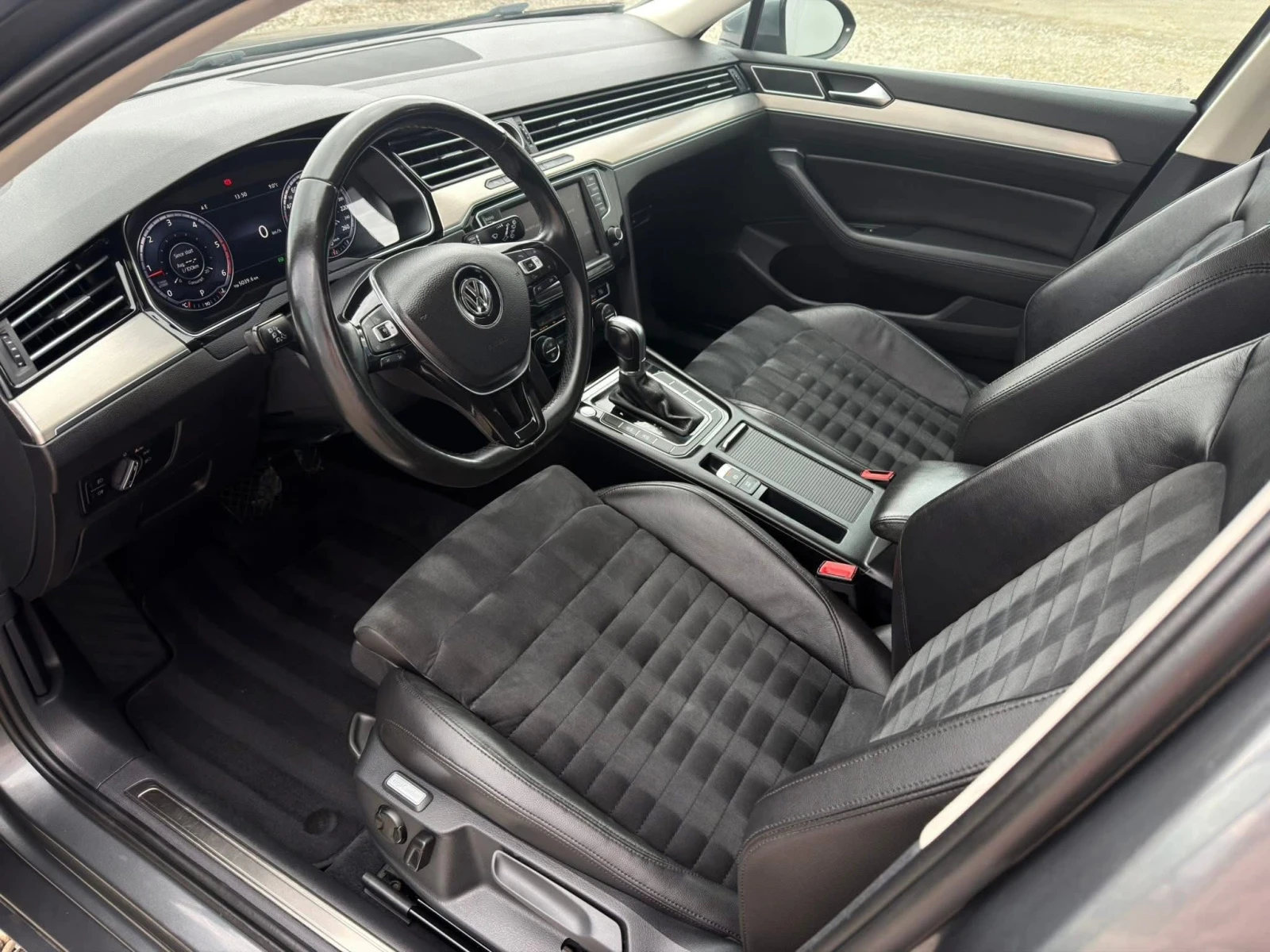 VW Passat Highline 2.0 TDI 190кс/ Digital/ LED/ Distronic, снимка 9 - Автомобили и джипове - 55036390