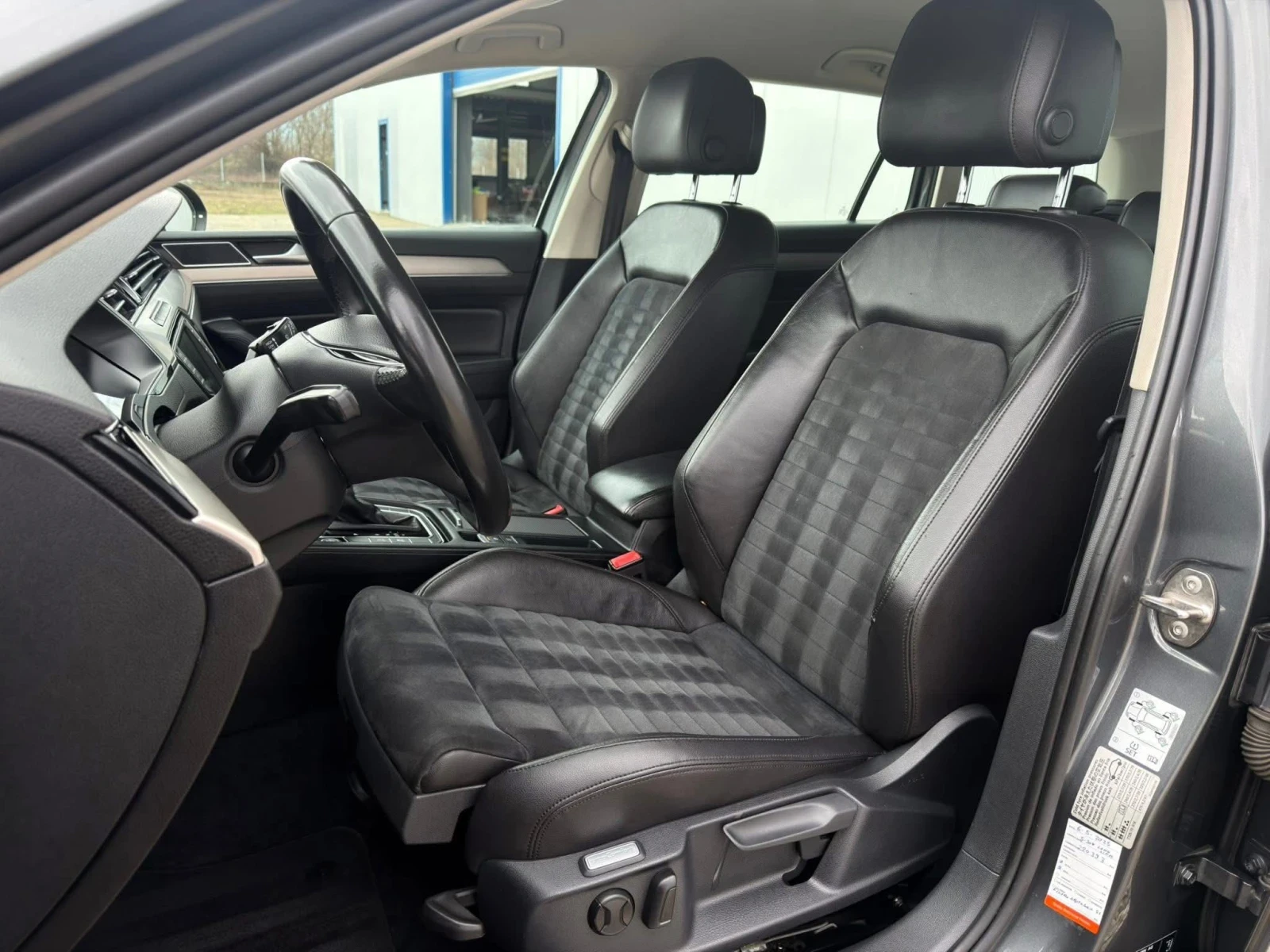 VW Passat Highline 2.0 TDI 190кс/ Digital/ LED/ Distronic, снимка 10 - Автомобили и джипове - 55036390