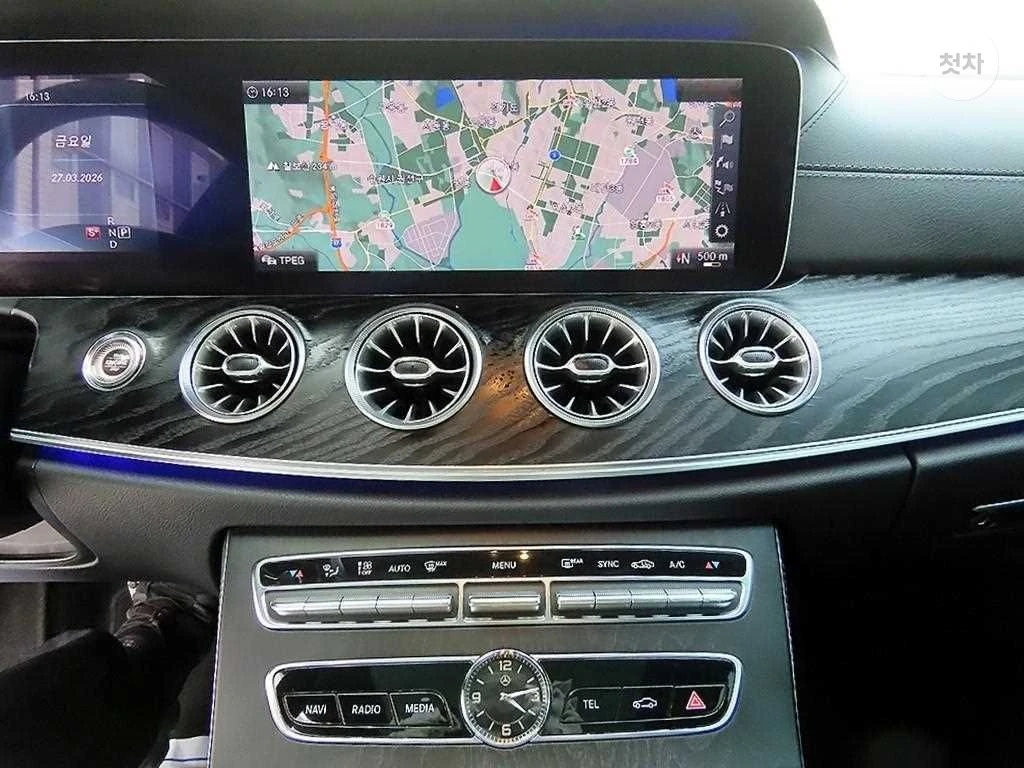 Mercedes-Benz E 400 COUPE* Digital Cockpit* Фиксирана цена* , снимка 13 - Автомобили и джипове - 55443944