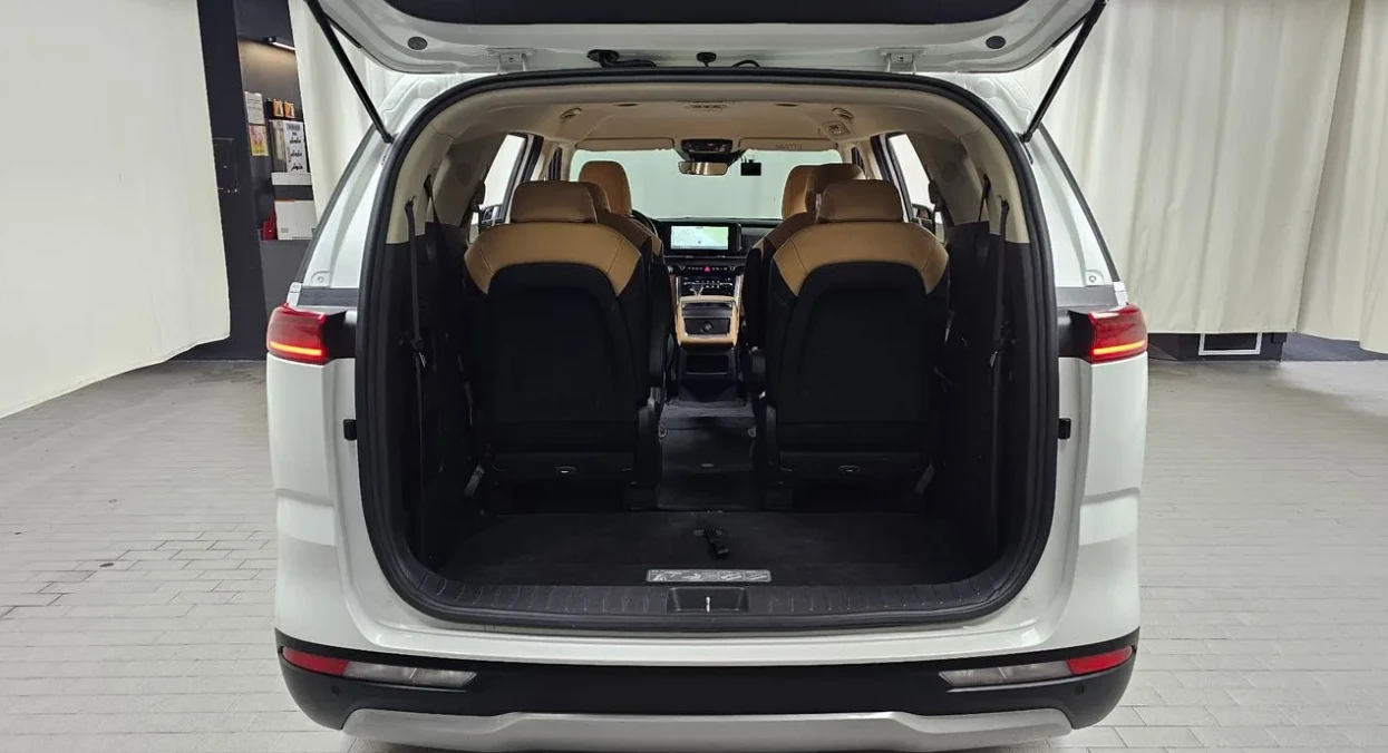Kia Carnival 360* ОБДУХ* КОЖА* КРУИЗ КОНТРОЛ* ЦЕНА ДО БЪЛГАРИЯ, снимка 17 - Автомобили и джипове - 55600073