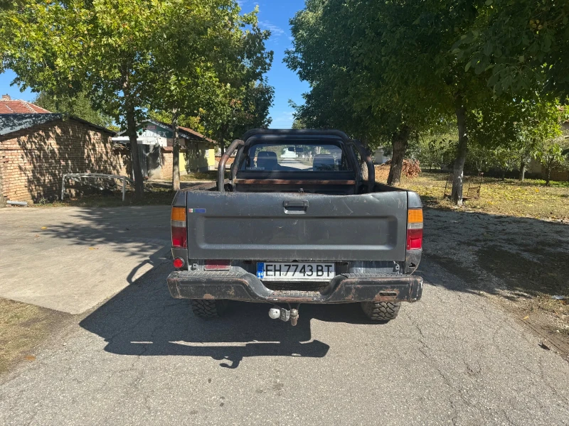 Toyota Hilux 2.4 D, снимка 3 - Автомобили и джипове - 51971617