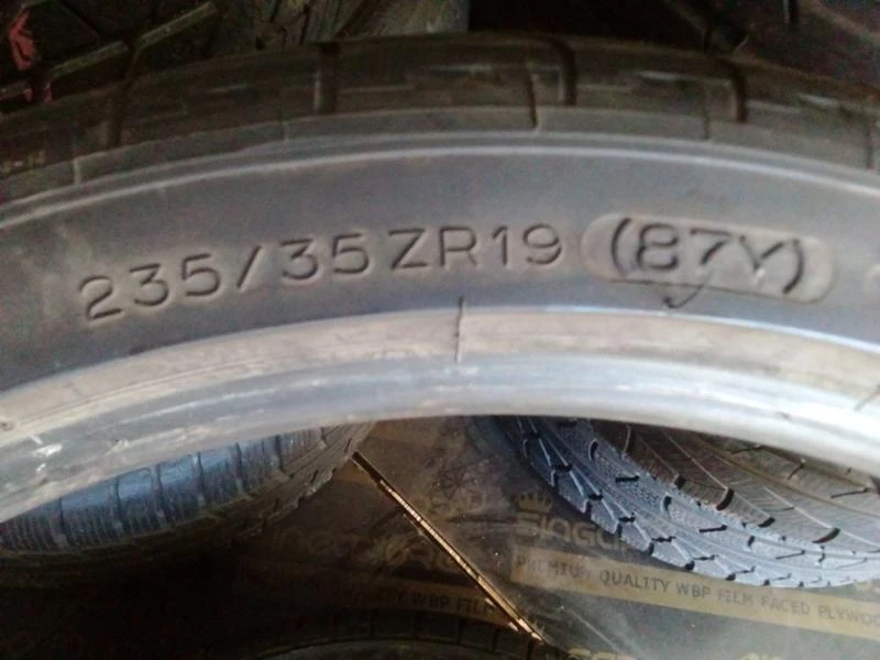 Гуми Летни 235/35R19, снимка 4 - Гуми и джанти - 18783741