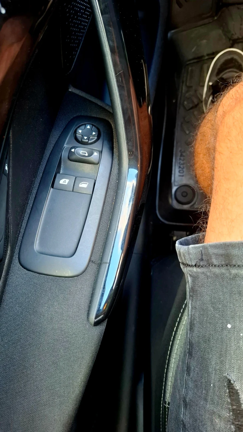 Peugeot 208, снимка 4 - Автомобили и джипове - 52181513