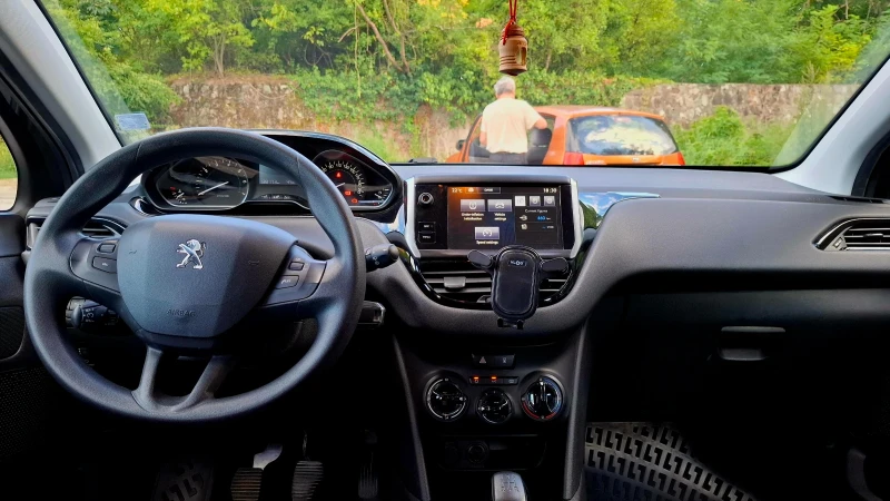 Peugeot 208, снимка 6 - Автомобили и джипове - 52181513