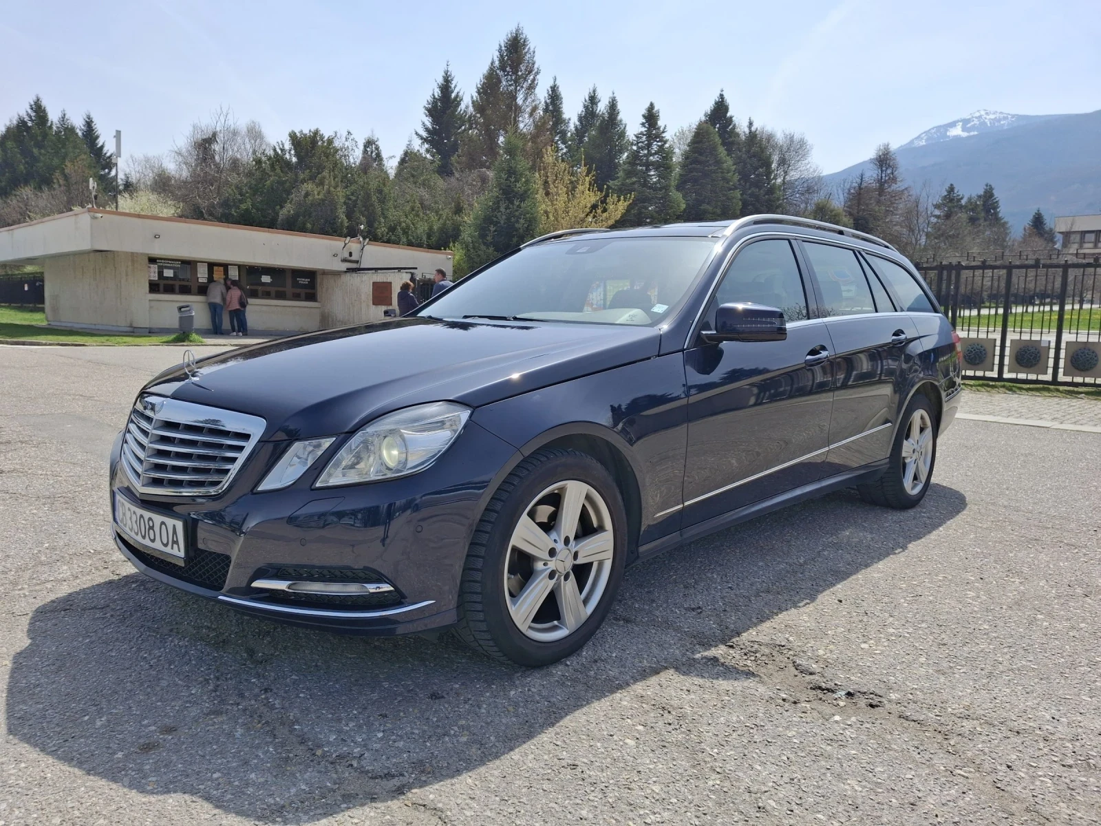 Mercedes-Benz E 220 NAVI Панорама Подгреви Автопилот Обслужен