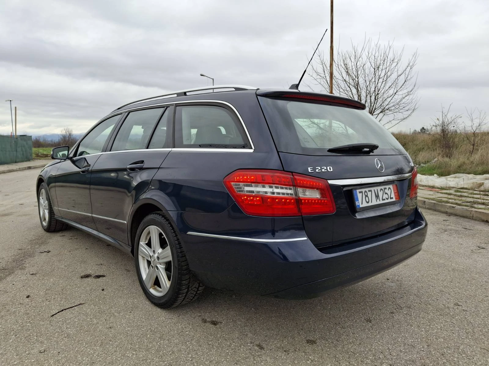 Mercedes-Benz E 220 NAVI Панорама Подгреви Автопилот Обслужен - изображение 5