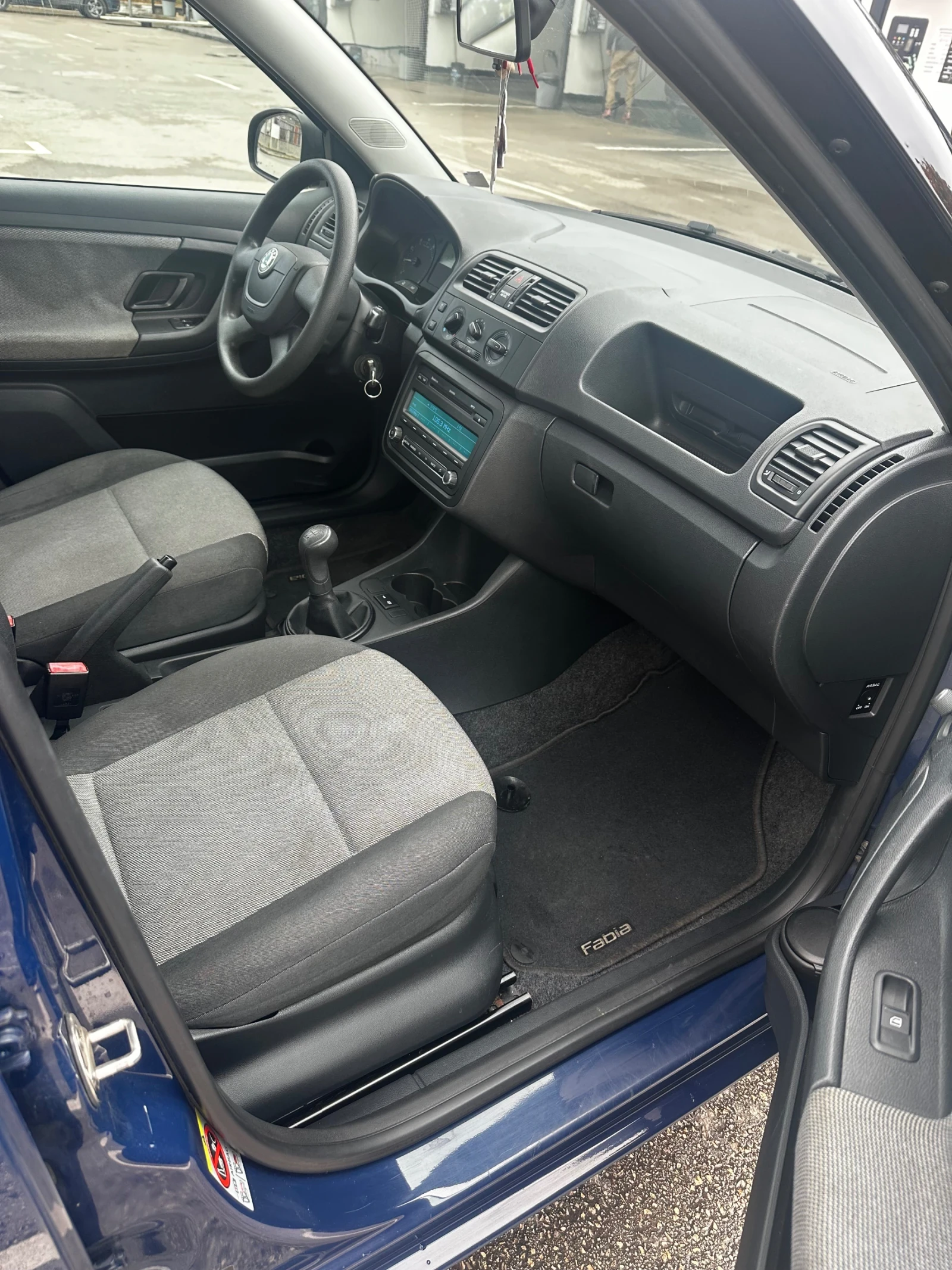 Skoda Fabia 1.2 HTP, снимка 10 - Автомобили и джипове - 56616241