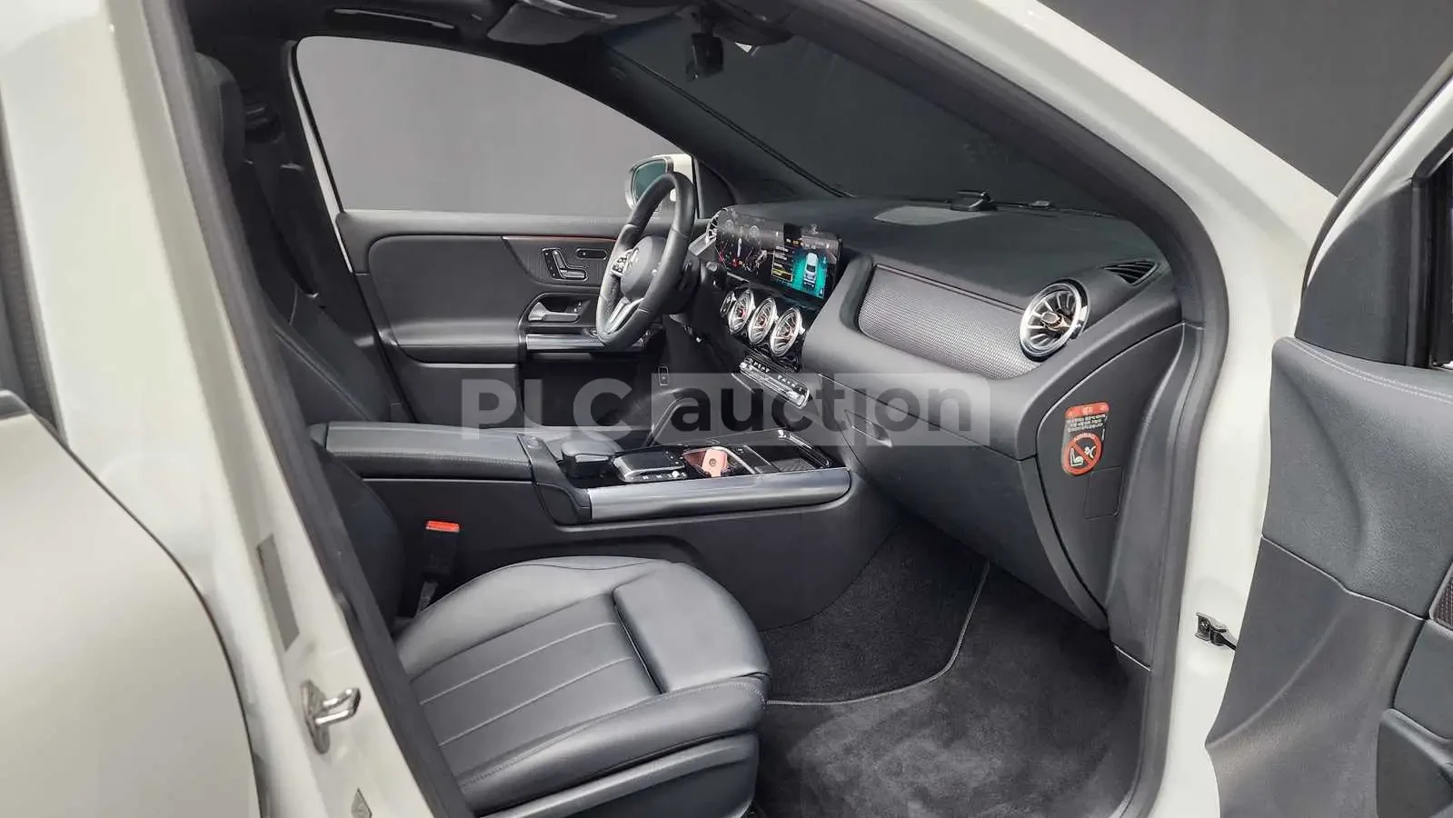 Mercedes-Benz GLA 250 | КАМЕРА| ПОДГРЕВ| DIST| PANO| ВКЛ.ТЕХНОТЕСТ, снимка 12 - Автомобили и джипове - 54956833