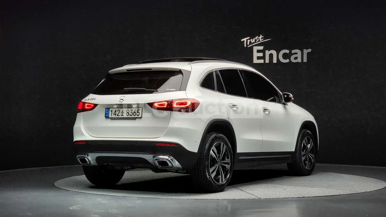Mercedes-Benz GLA 250 | КАМЕРА| ПОДГРЕВ| DIST| PANO| ВКЛ.ТЕХНОТЕСТ, снимка 2 - Автомобили и джипове - 54956833