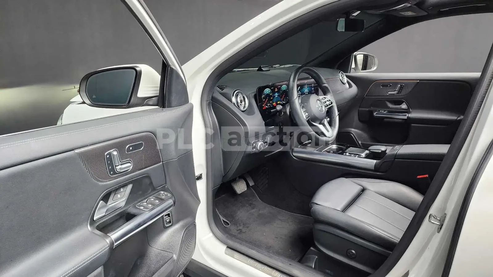Mercedes-Benz GLA 250 | КАМЕРА| ПОДГРЕВ| DIST| PANO| ВКЛ.ТЕХНОТЕСТ, снимка 4 - Автомобили и джипове - 54956833