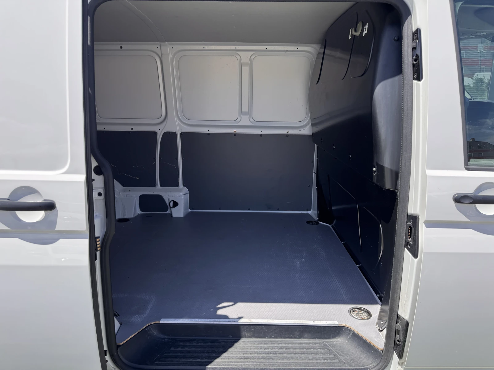 VW Transporter BUSINESS/2.0TDI/150k.c./6MT/L2H1, снимка 16 - Бусове и автобуси - 54946729