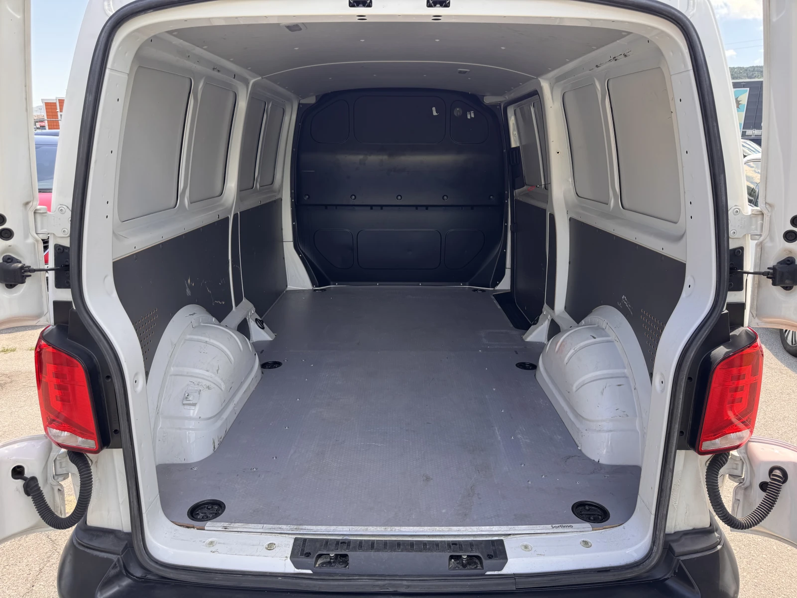 VW Transporter BUSINESS/2.0TDI/150k.c./6MT/L2H1, снимка 15 - Бусове и автобуси - 54946729