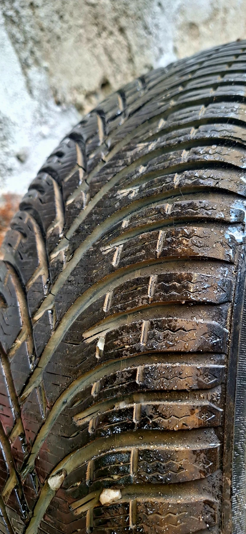 Гуми Зимни 215/65R16