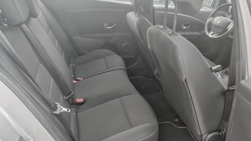 Renault Megane 1.5dci Grad Tour, снимка 7 - Автомобили и джипове - 53089943