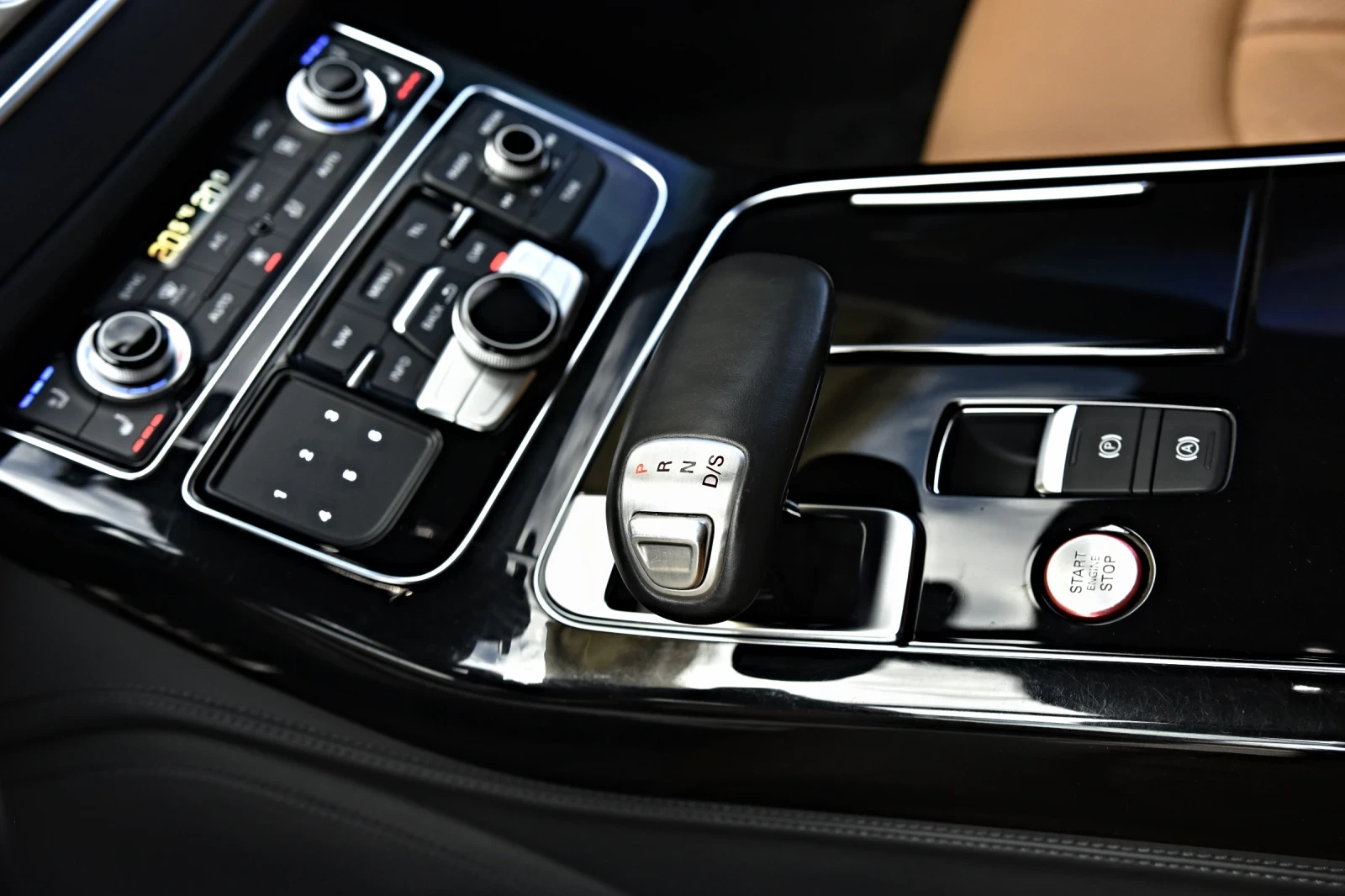 Audi S8 4.0 V8T MATRIX TV PANO EXCLUSIVE  FULL CARBON | Mobile.bg   14