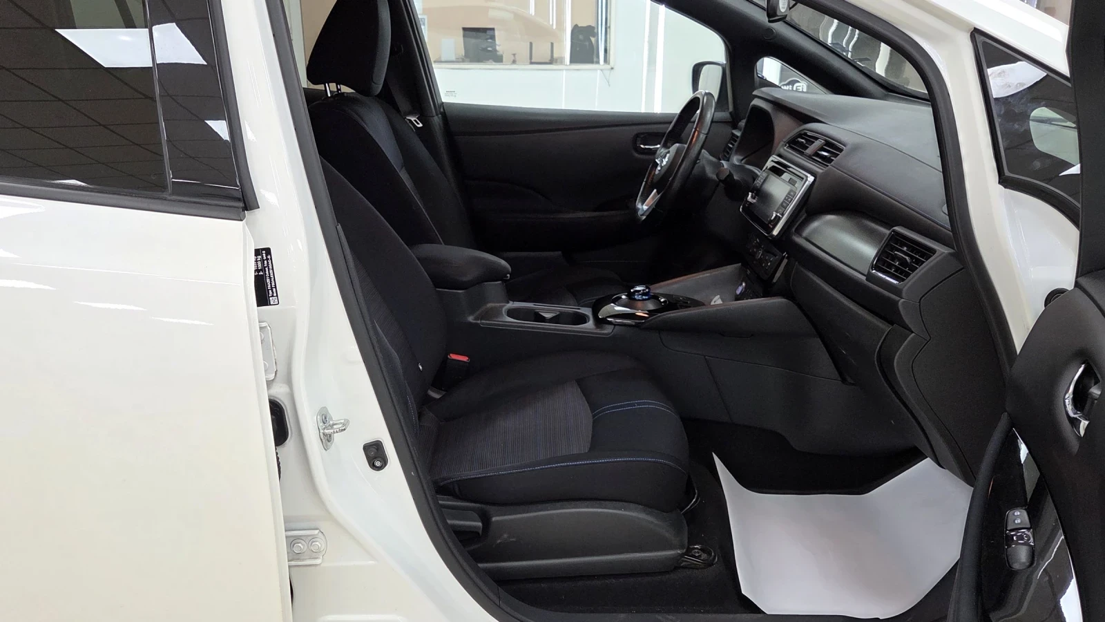 Nissan Leaf  61000КМ/Заверена Сервизна Книжка, снимка 10 - Автомобили и джипове - 54059176