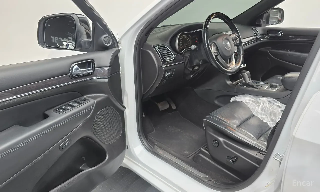 Jeep Grand cherokee 3.6 OVERLAND / ОБДУХ / DISTRONIC / PANO / ВЪЗДУХ, снимка 7 - Автомобили и джипове - 54719057