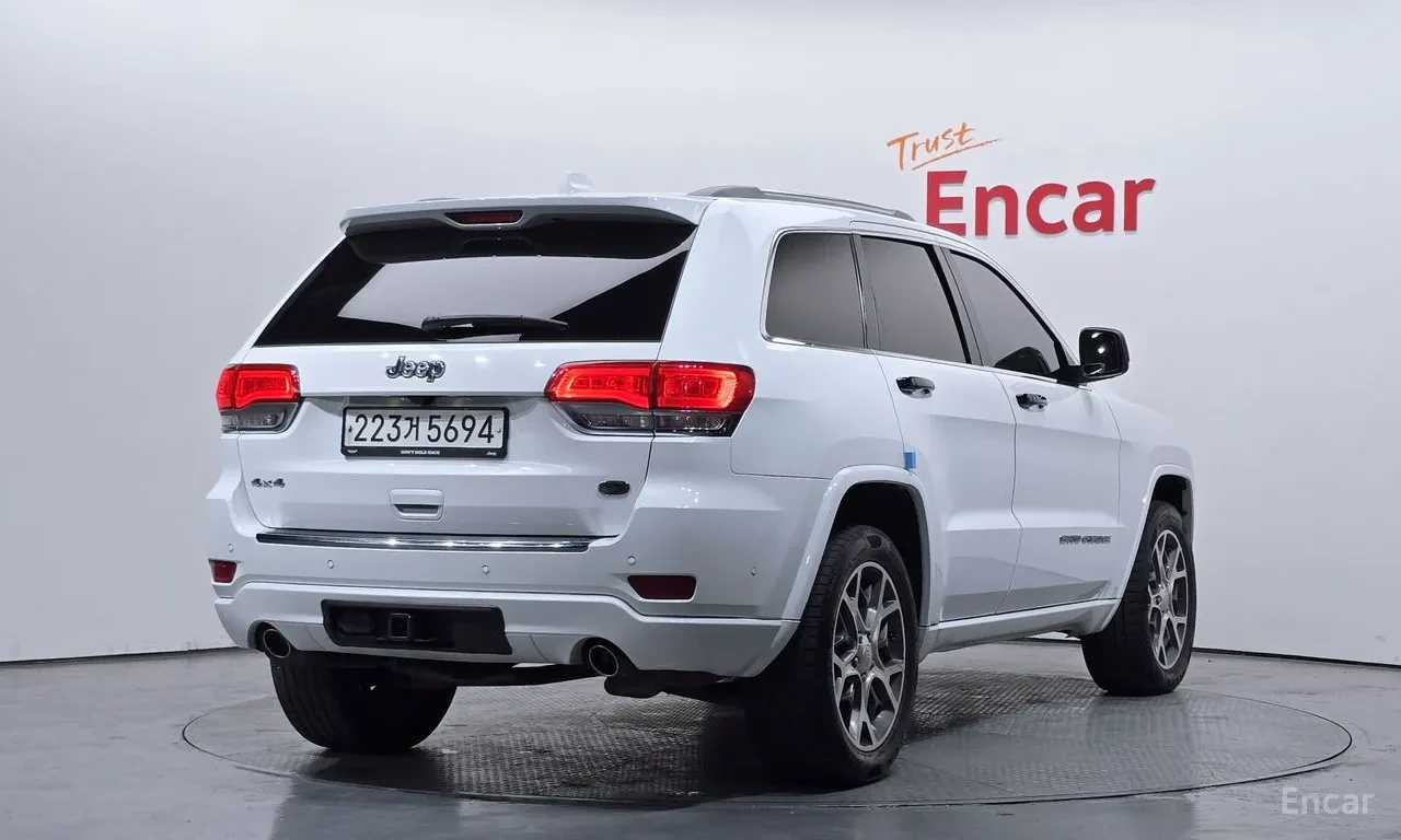 Jeep Grand cherokee 3.6 OVERLAND / ОБДУХ / DISTRONIC / PANO / ВЪЗДУХ, снимка 2 - Автомобили и джипове - 54719057