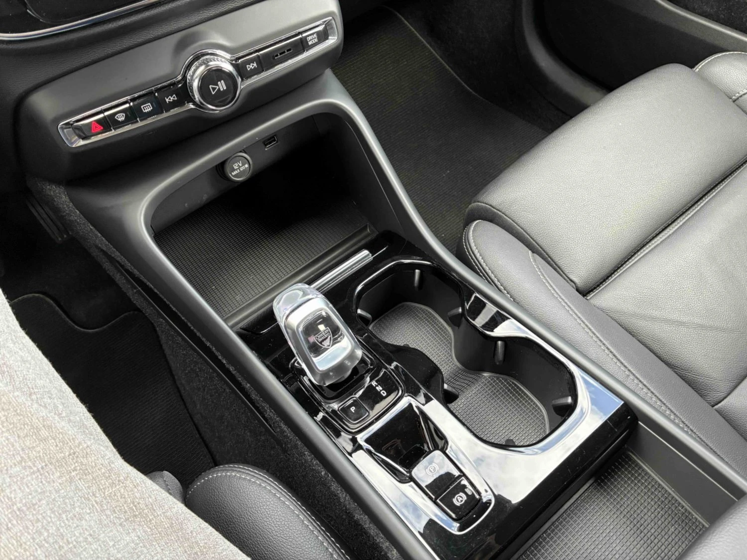 Volvo XC40 1.5 hybrid, снимка 9 - Автомобили и джипове - 55624010