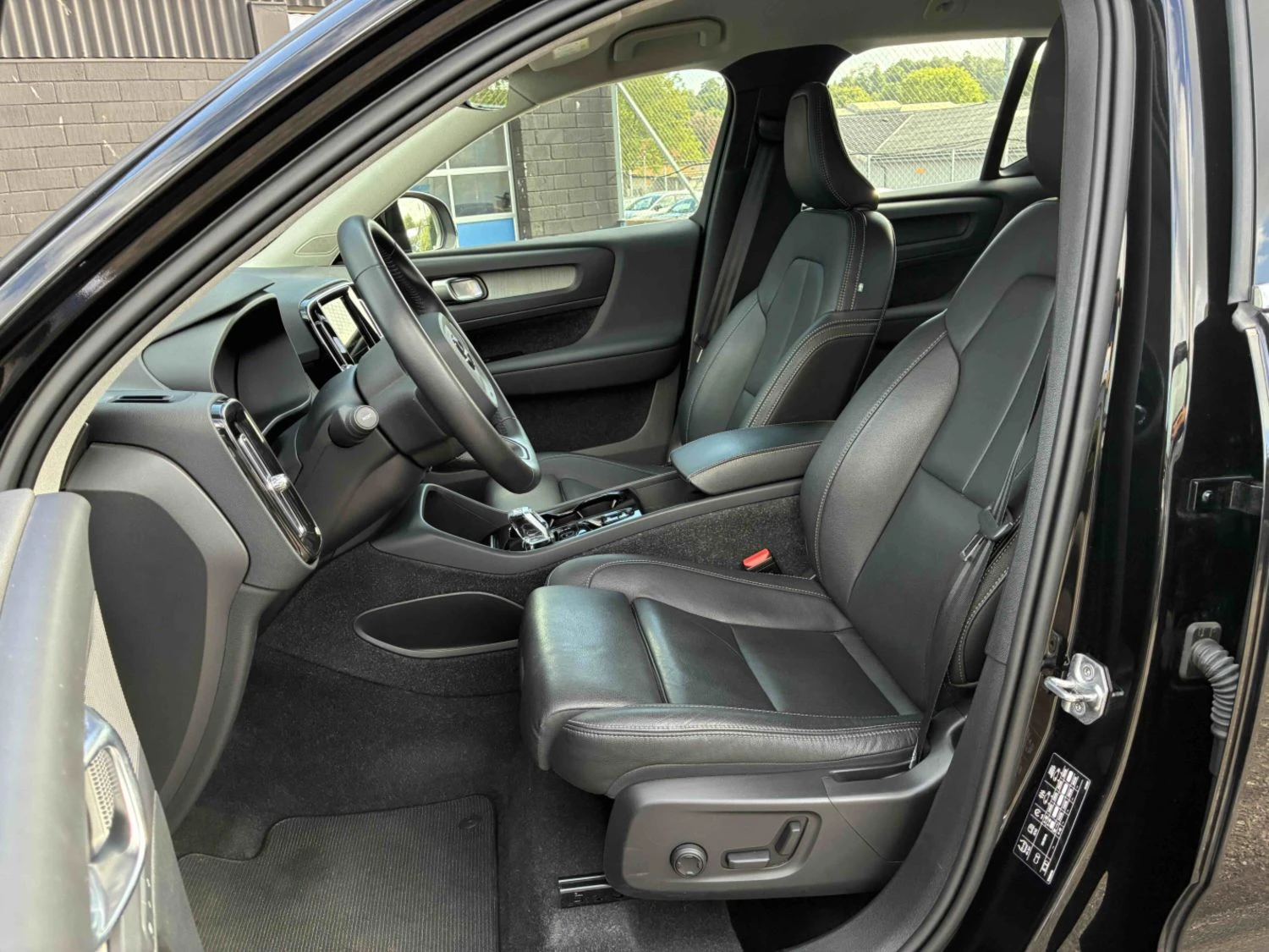 Volvo XC40 1.5 hybrid, снимка 13 - Автомобили и джипове - 55624010