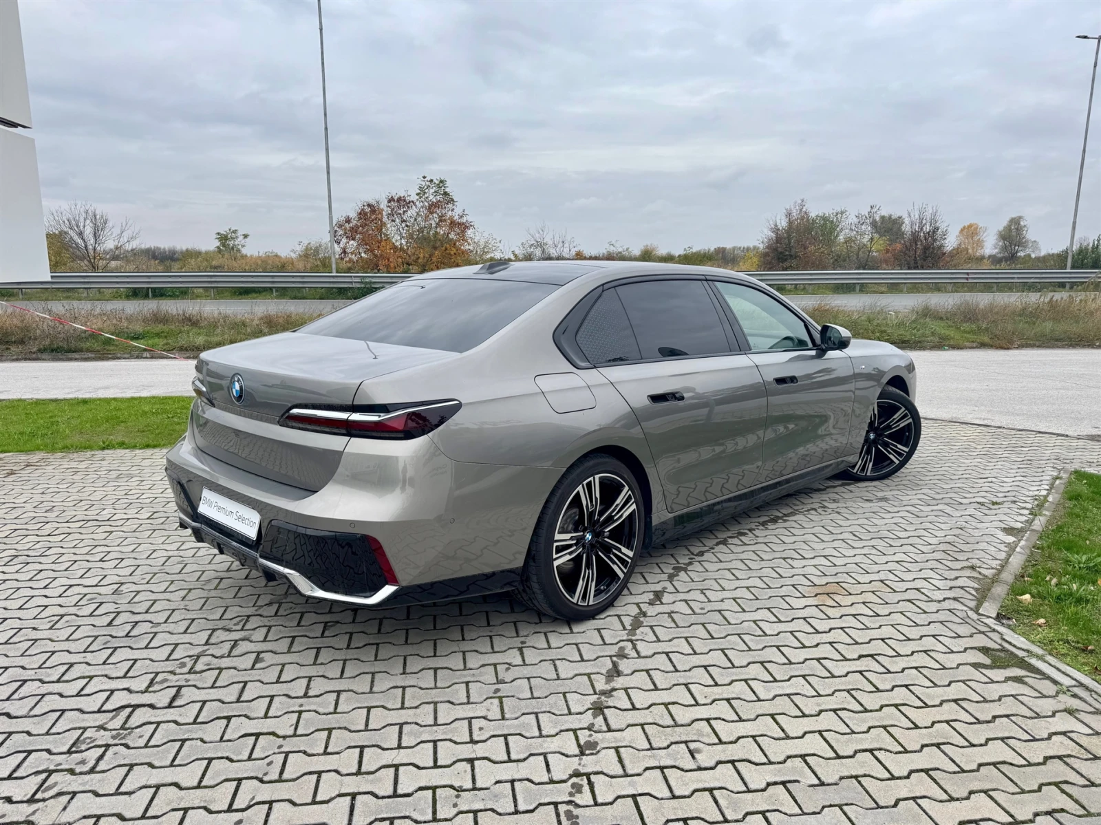 BMW i7 xDrive60, снимка 2 - Автомобили и джипове - 51455922