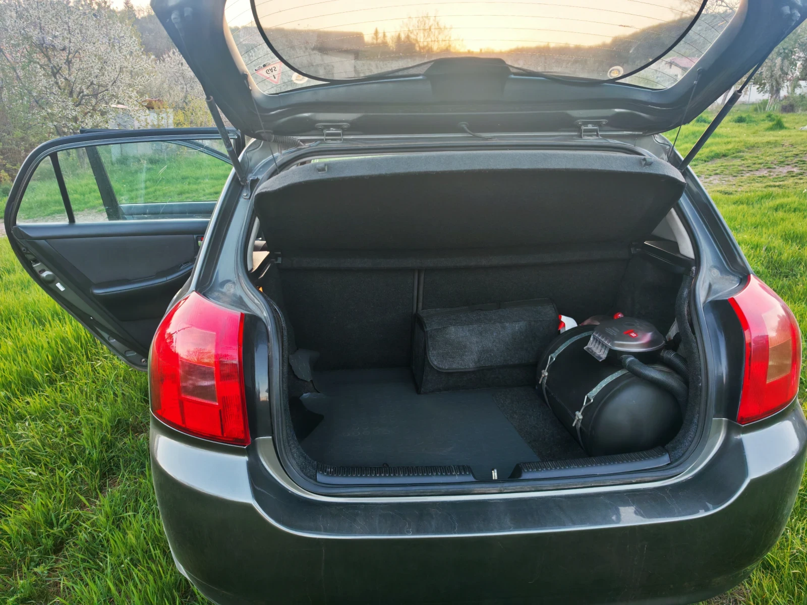 Toyota Corolla 1.6 i, снимка 6 - Автомобили и джипове - 54322807