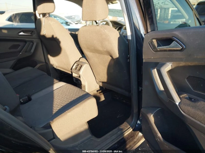 VW Tiguan 2l Volkswagen 2.0T S, снимка 8 - Автомобили и джипове - 53387063