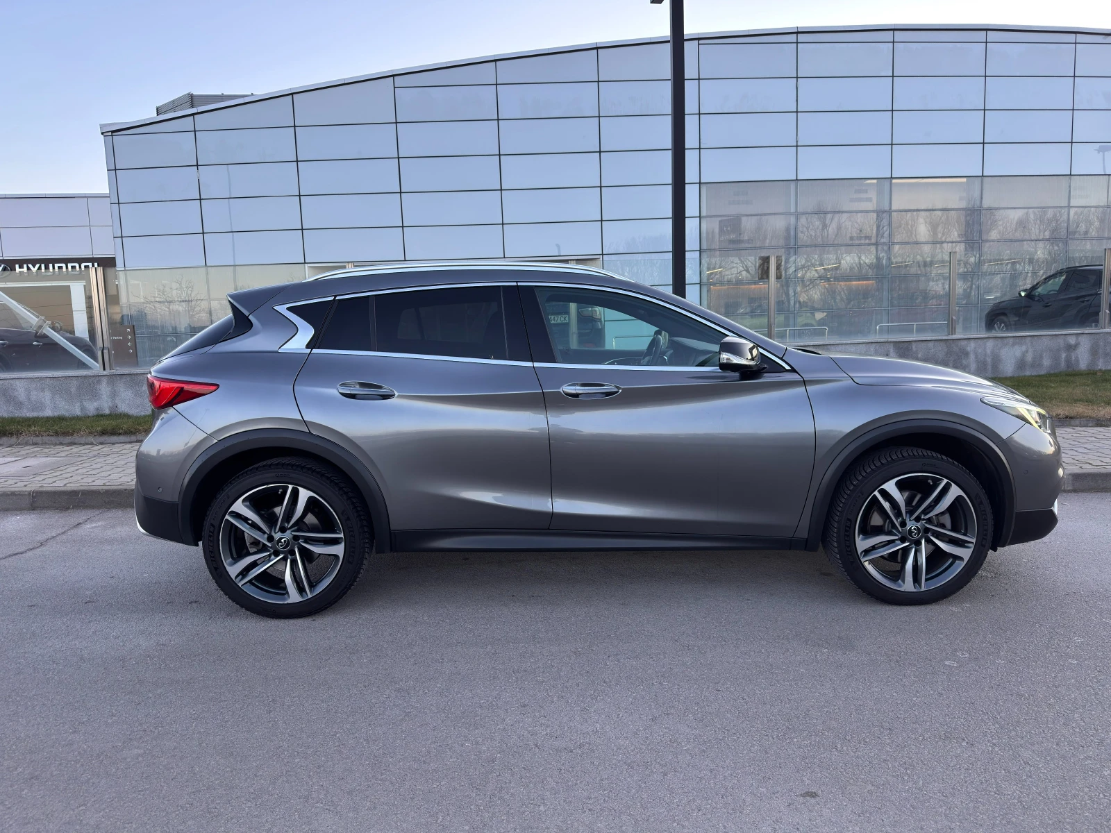 Infiniti QX30 Premium Tech AWD - изображение 8