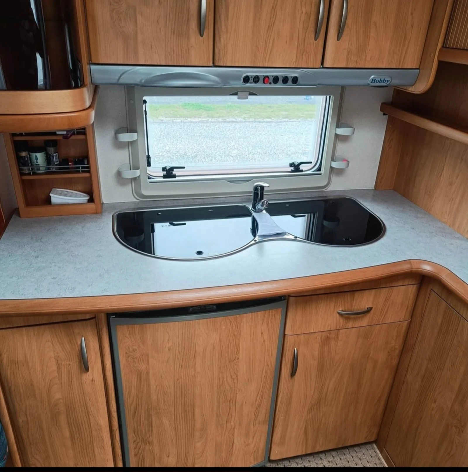 Каравана Hobby 495 excellent easy, снимка 10 - Каравани и кемпери - 54703513